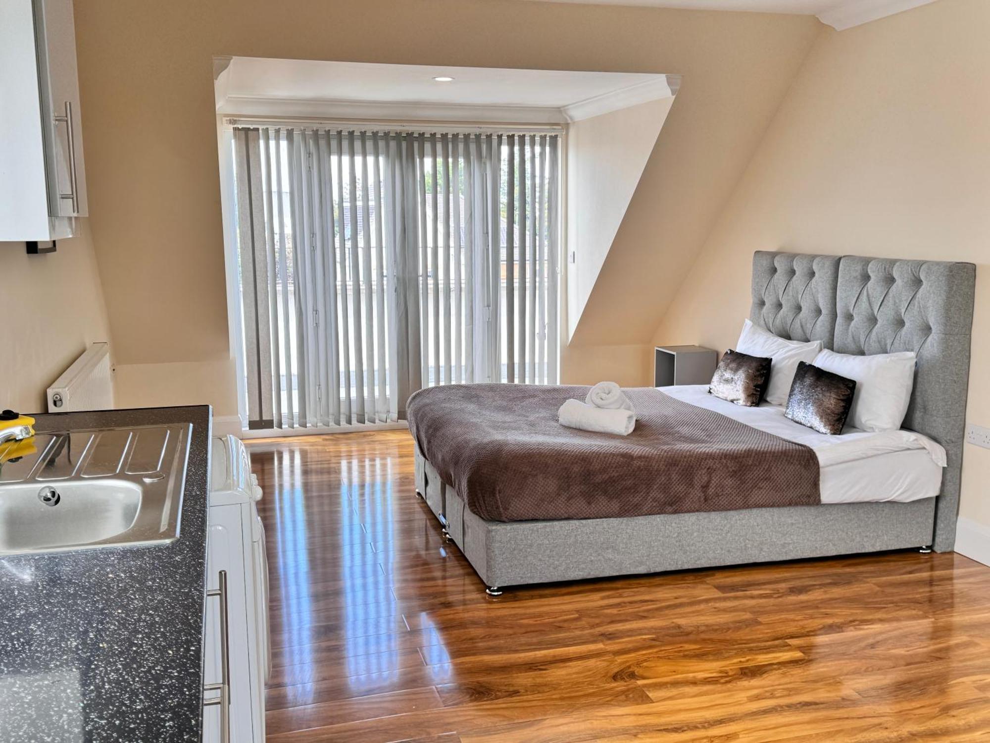 Relaxing Airport Rooms Stanwell Bagian luar foto