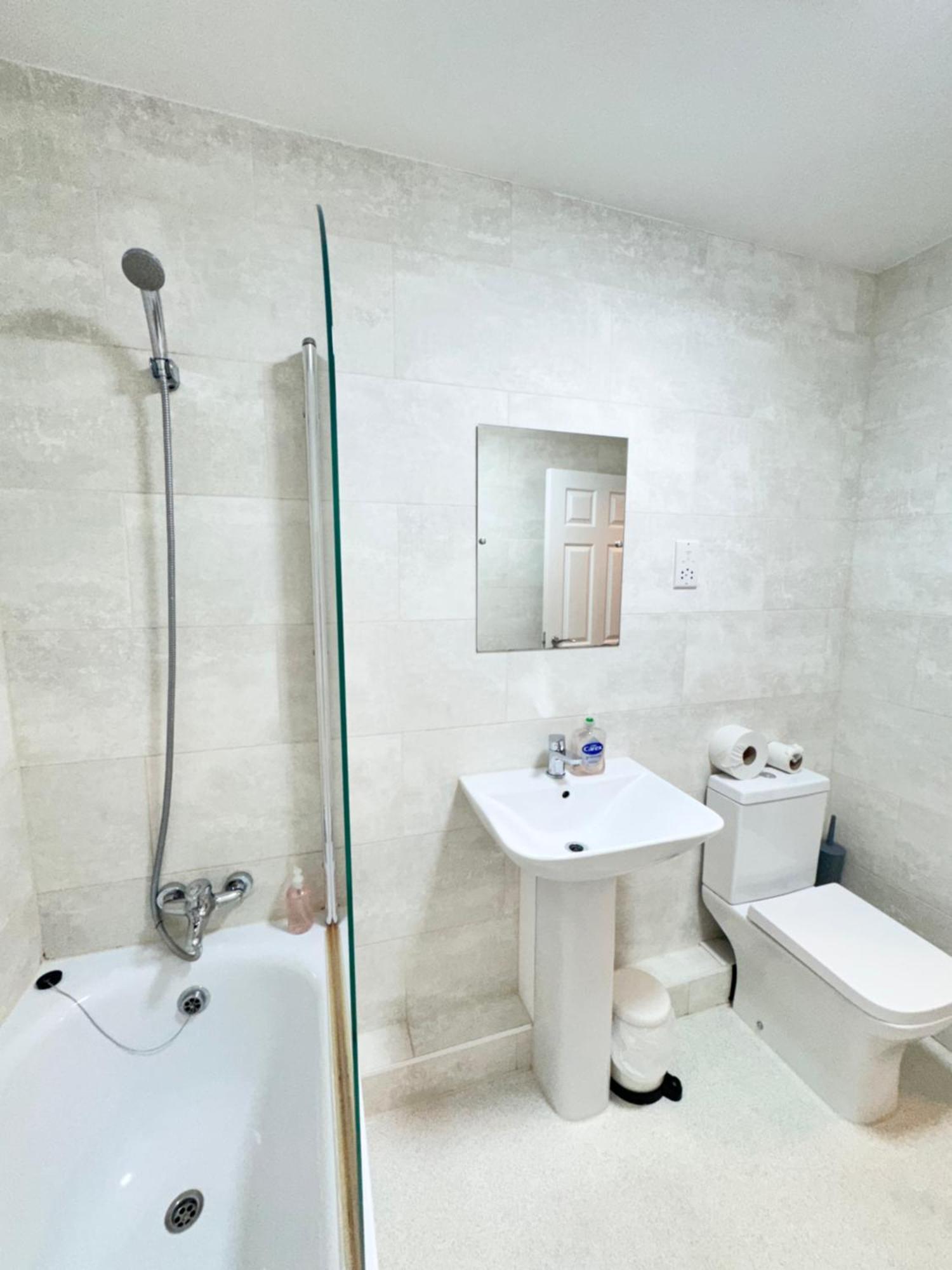 Relaxing Airport Rooms Stanwell Bagian luar foto