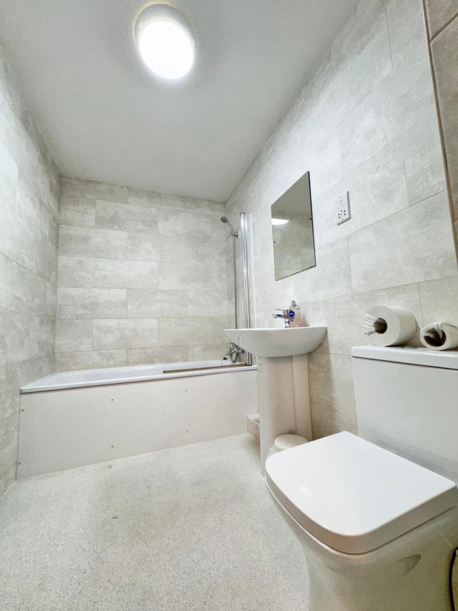 Relaxing Airport Rooms Stanwell Bagian luar foto