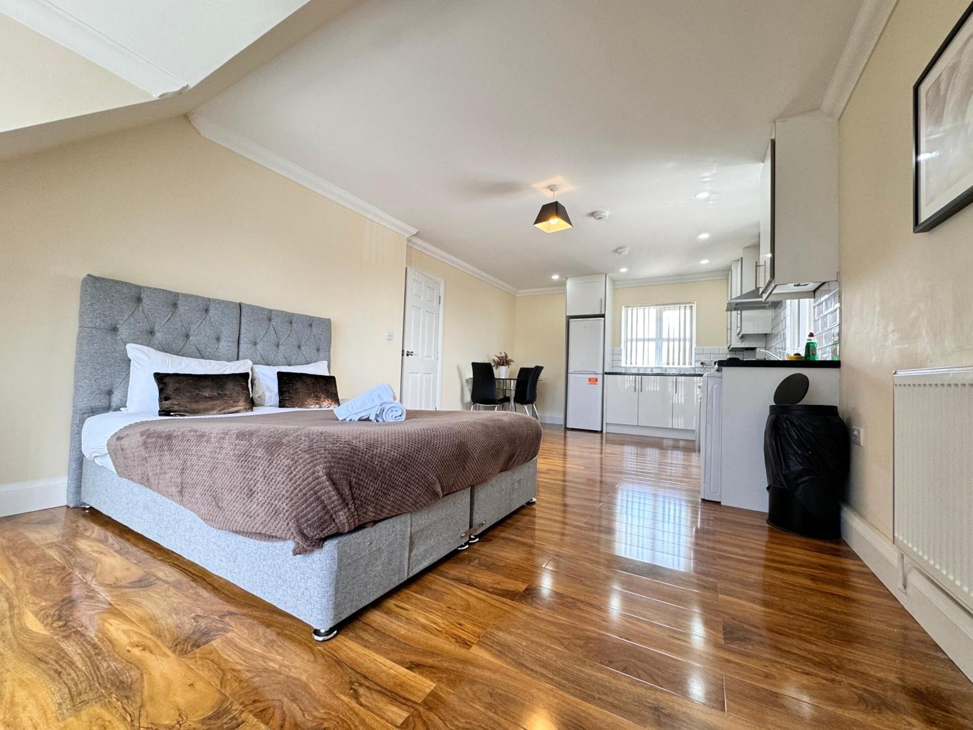 Relaxing Airport Rooms Stanwell Bagian luar foto