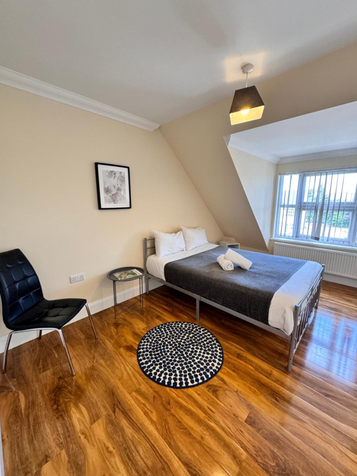 Relaxing Airport Rooms Stanwell Bagian luar foto
